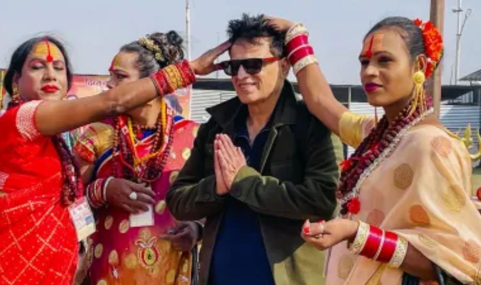 आशीर्वाद या पैसे देते किन्नर