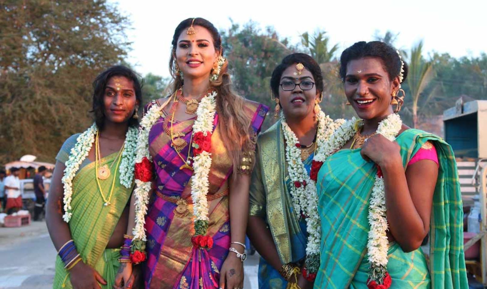 खुश या हंसते हुए किन्नर देखना