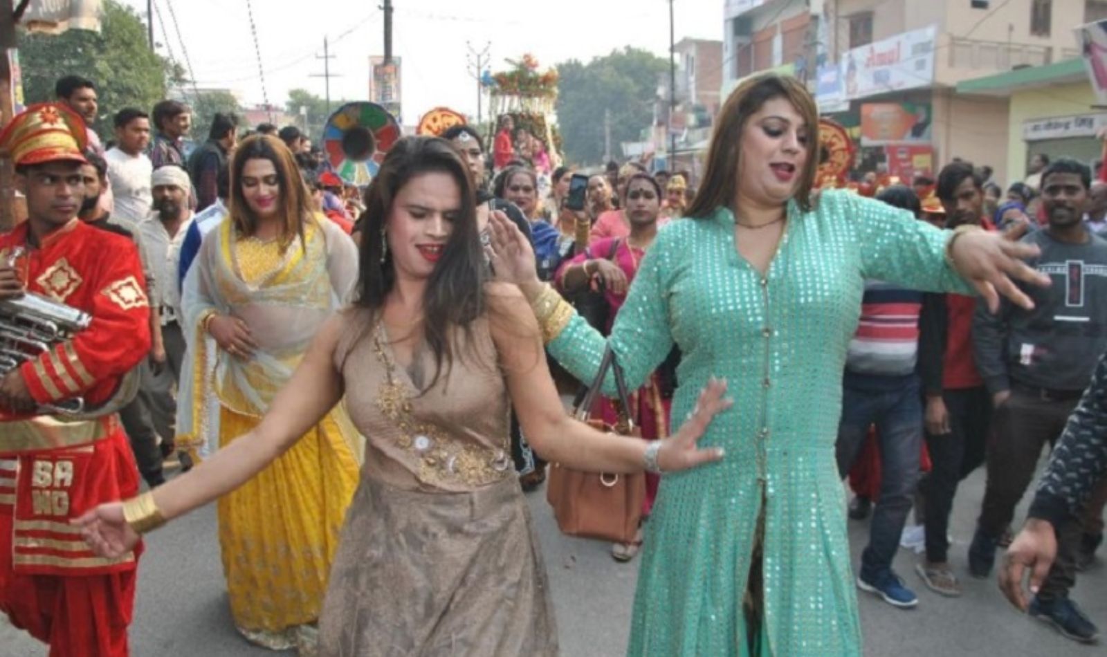 नाचते-गाते किन्नर देखना